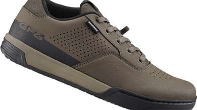 Zapatilla de ciclismo marrón con detalles negros y diseño perforado