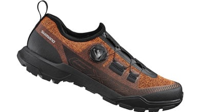 Zapatilla de ciclismo Shimano marrón y negra con sistema de cierre BOA