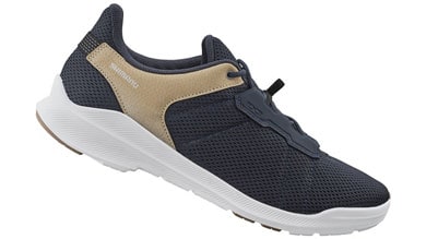 Zapatilla deportiva azul marino y beige con suela blanca