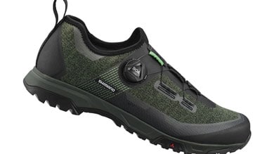 Zapatilla de ciclismo Shimano verde con suela negra y cierre de dial Boa