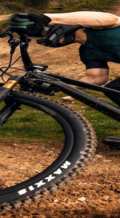 Ciclista de montaña tomando una curva cerrada en un sendero de tierra